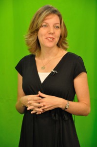Mom of twin girls presenting her TV program, Mais Que Vencedores